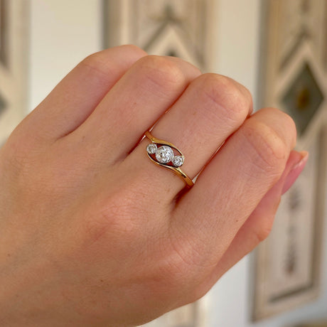 Antique, Edwardian three-stone diamond twist ring, 18ct yellow gold