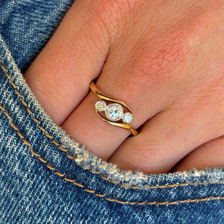 Antique, Edwardian three-stone diamond twist ring, 18ct yellow gold