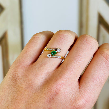 Antique, Edwardian emerald & diamond three-stone diamond ring