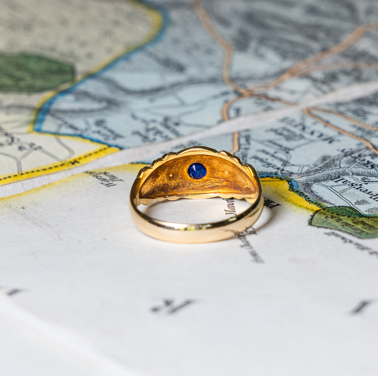 Antique, Edwardian sapphire and diamond three-stone gypsy ring, 18ct yellow gold