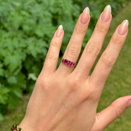 Antique, Edwardian ruby half hoop ring, 18ct yellow gold 