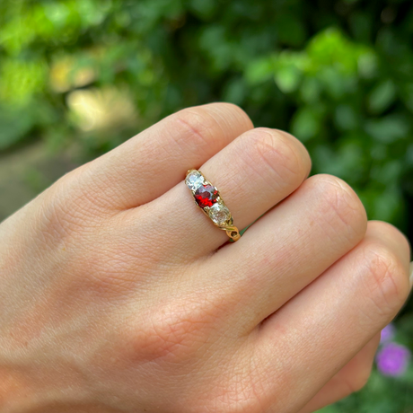 Antique, Victorian garnet & diamond three-stone ring, 18ct yellow gold