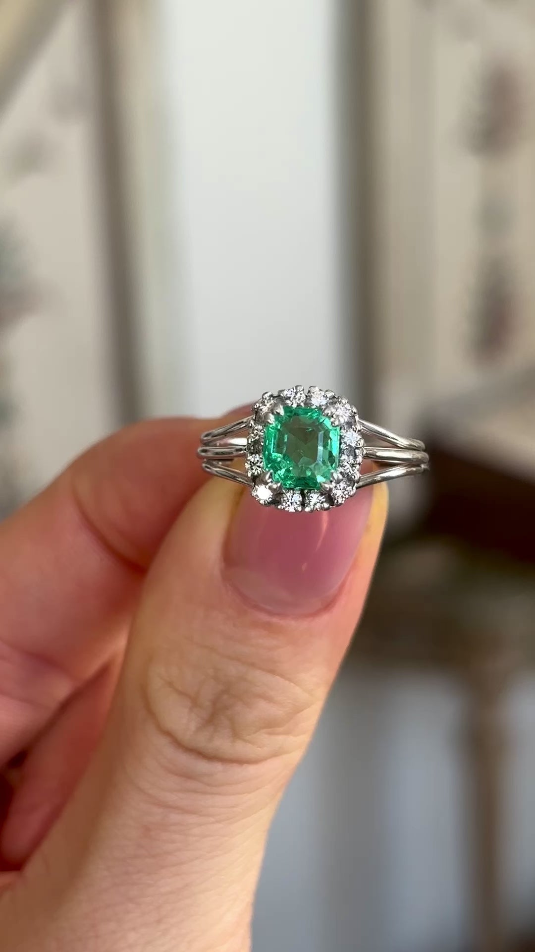 Vintage, 1940s emerald & diamond cluster ring