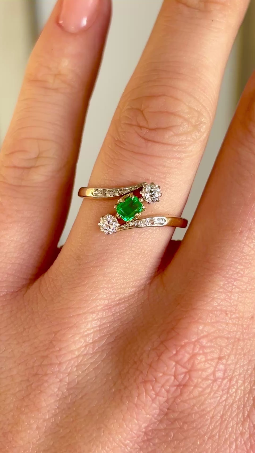 Antique, Edwardian emerald & diamond three-stone diamond ring